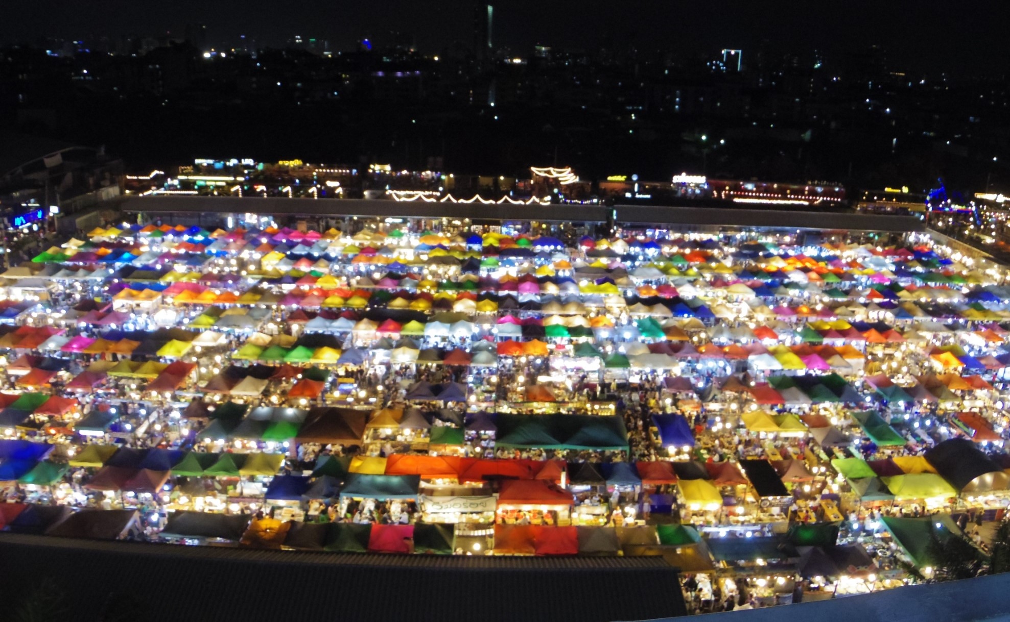 バンコクで偶然できた奇跡の夜景「タラートロットファイ・ラチャダー」グルメや買い物、行き方を実レポ！
